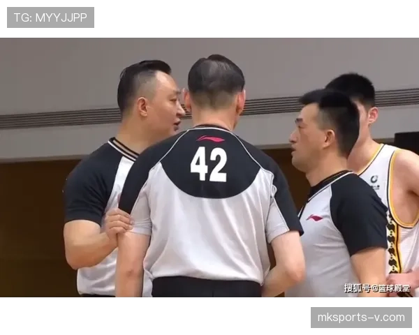 篮球裁判判罚流程深度解析:从违例到宣判的全过程 篮球裁判判罚流程深度解析:从违例到宣判的全过程